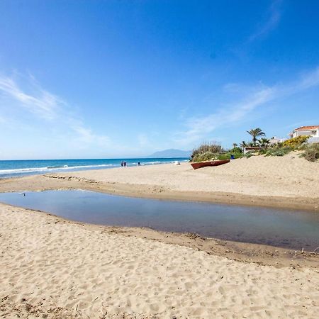 Perfectly Located Beachside Apartment In Elviria Марбеля Екстериор снимка
